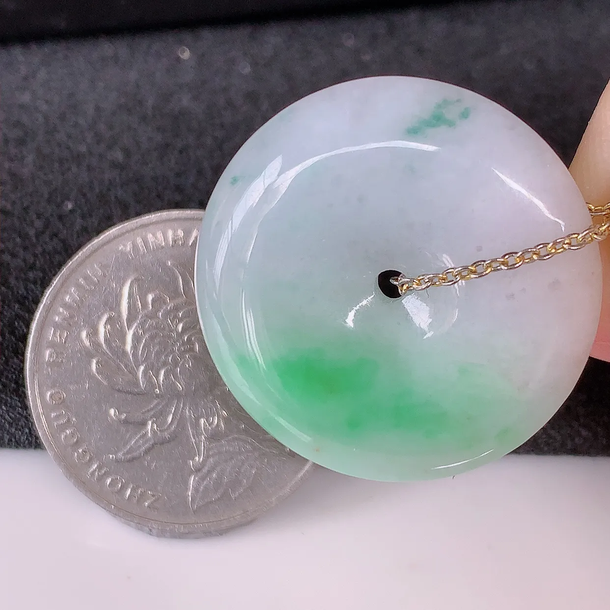 自然光实拍，冰润飘绿翡翠平安扣吊坠，形体饱满圆润，平安扣肥嘟嘟的，平平安安，种水很好，配戴精美！#57.13