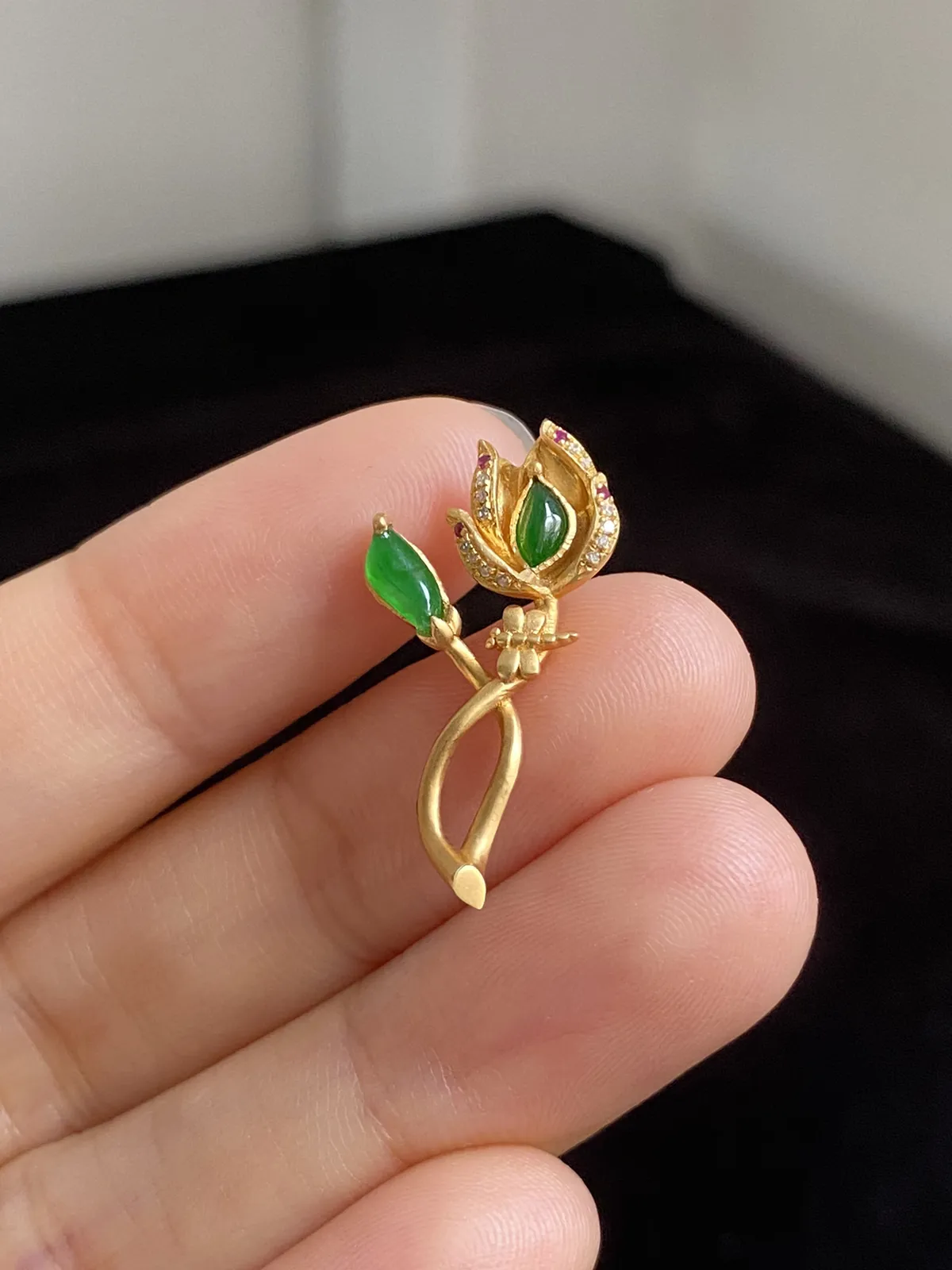 翡翠花件，伴钻石（无色）