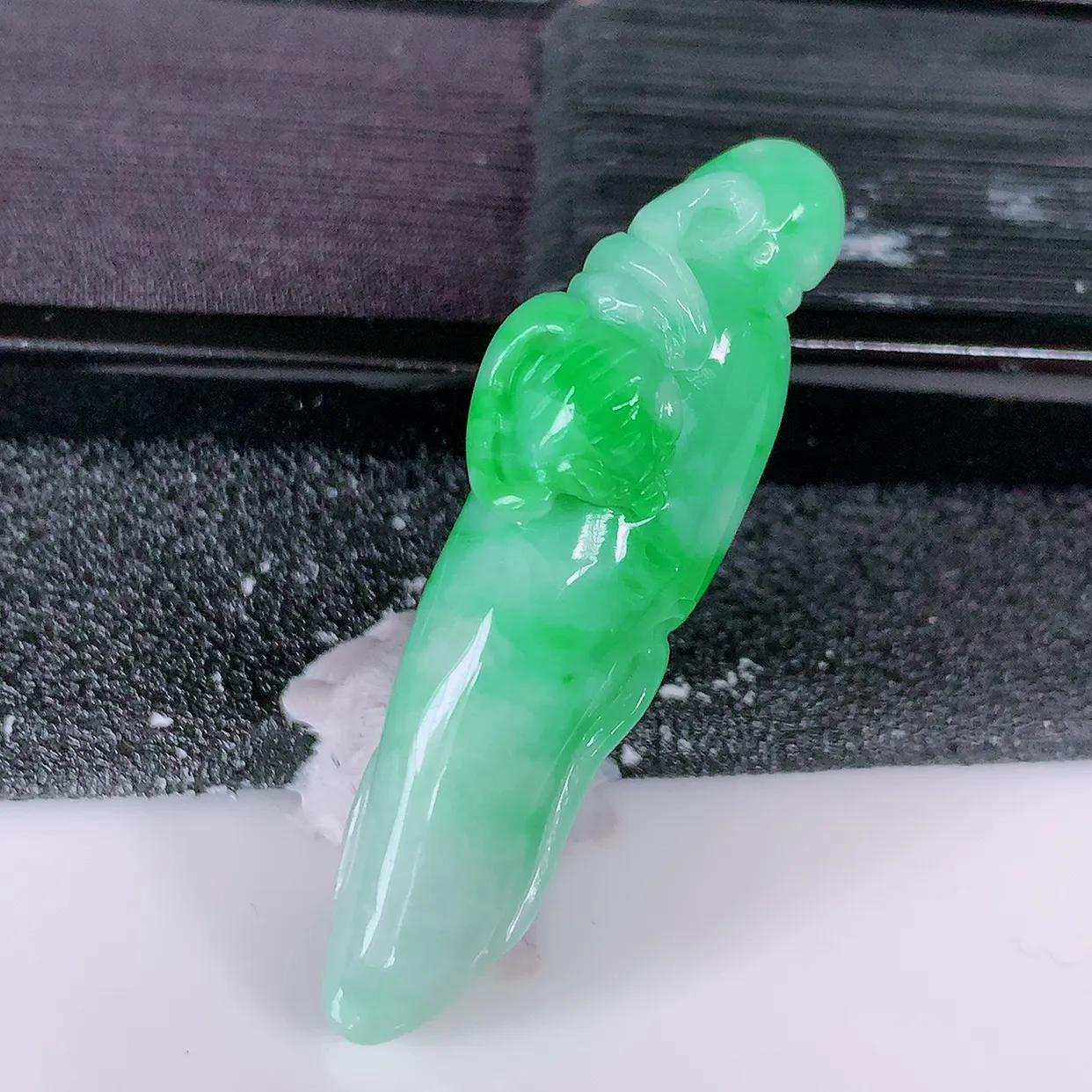 自然光实拍，冰润飘绿翡翠人生如意人参吊坠，翠色灵动，种老水足，寓意好，品相佳，佩戴佳品！#05.13