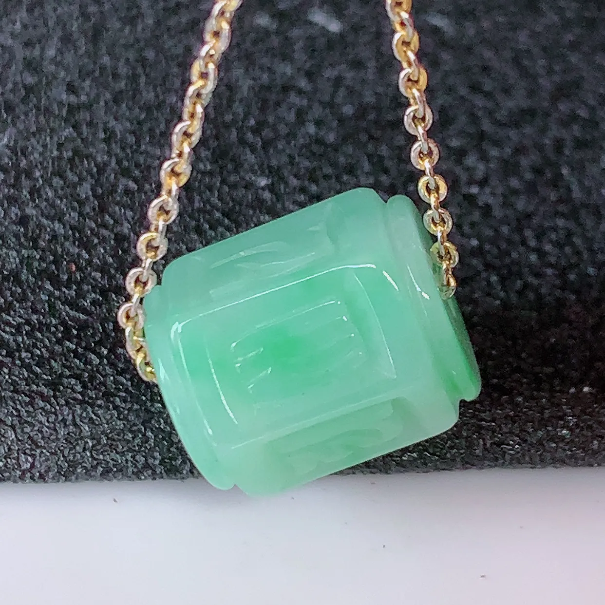 自然光实拍，冰润飘绿翡翠路路通吊坠，寓意好运连连，路路畅通，经典款式，财运滚滚，路路通，佩戴效果更好！配银链子#57.13