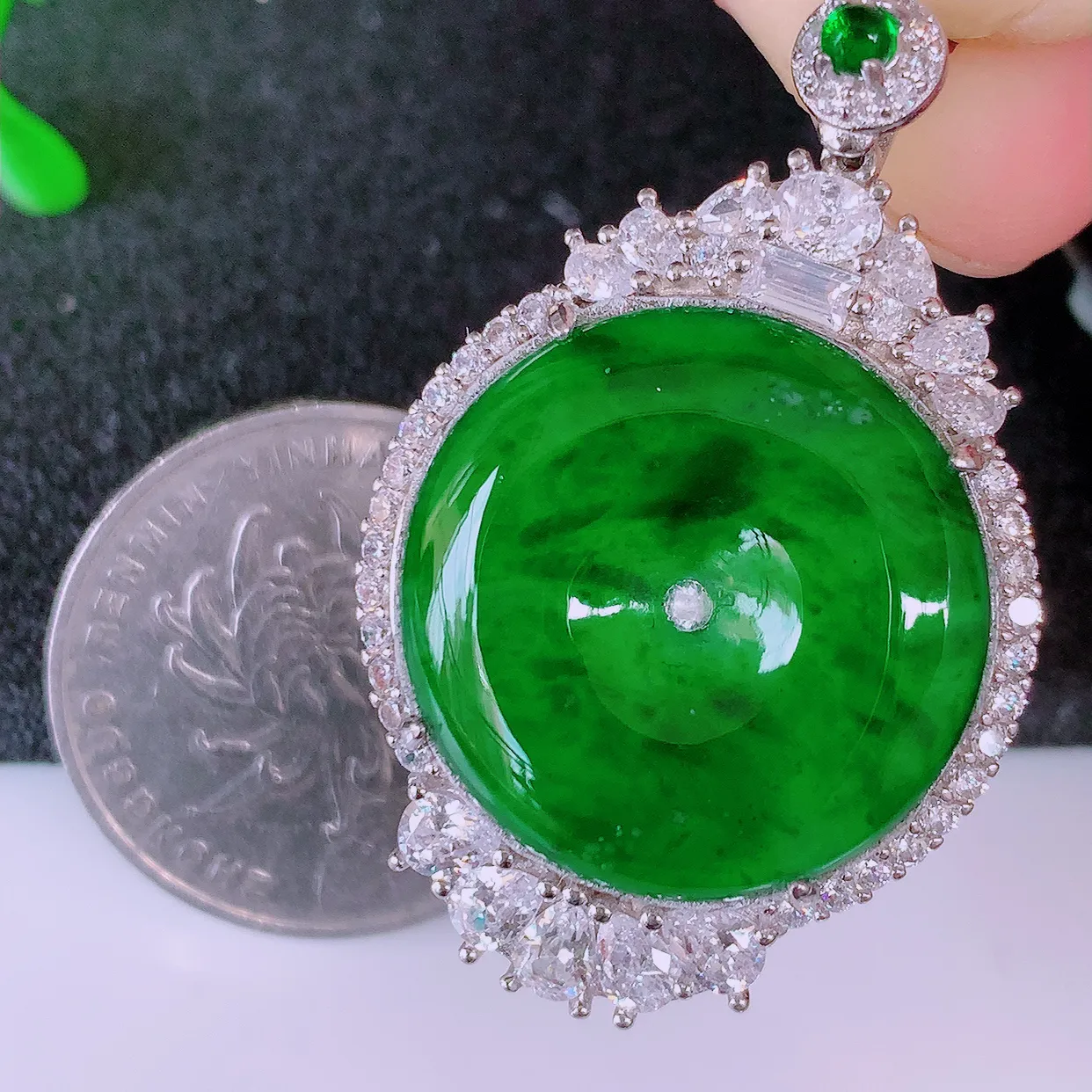 冰透满绿翡翠925银镶嵌平安扣吊坠，自然光实拍，翠色灵动，颜色漂亮，种老水足，品相佳，佩戴佳品！#98.13整体38*25*7.6裸石21-21