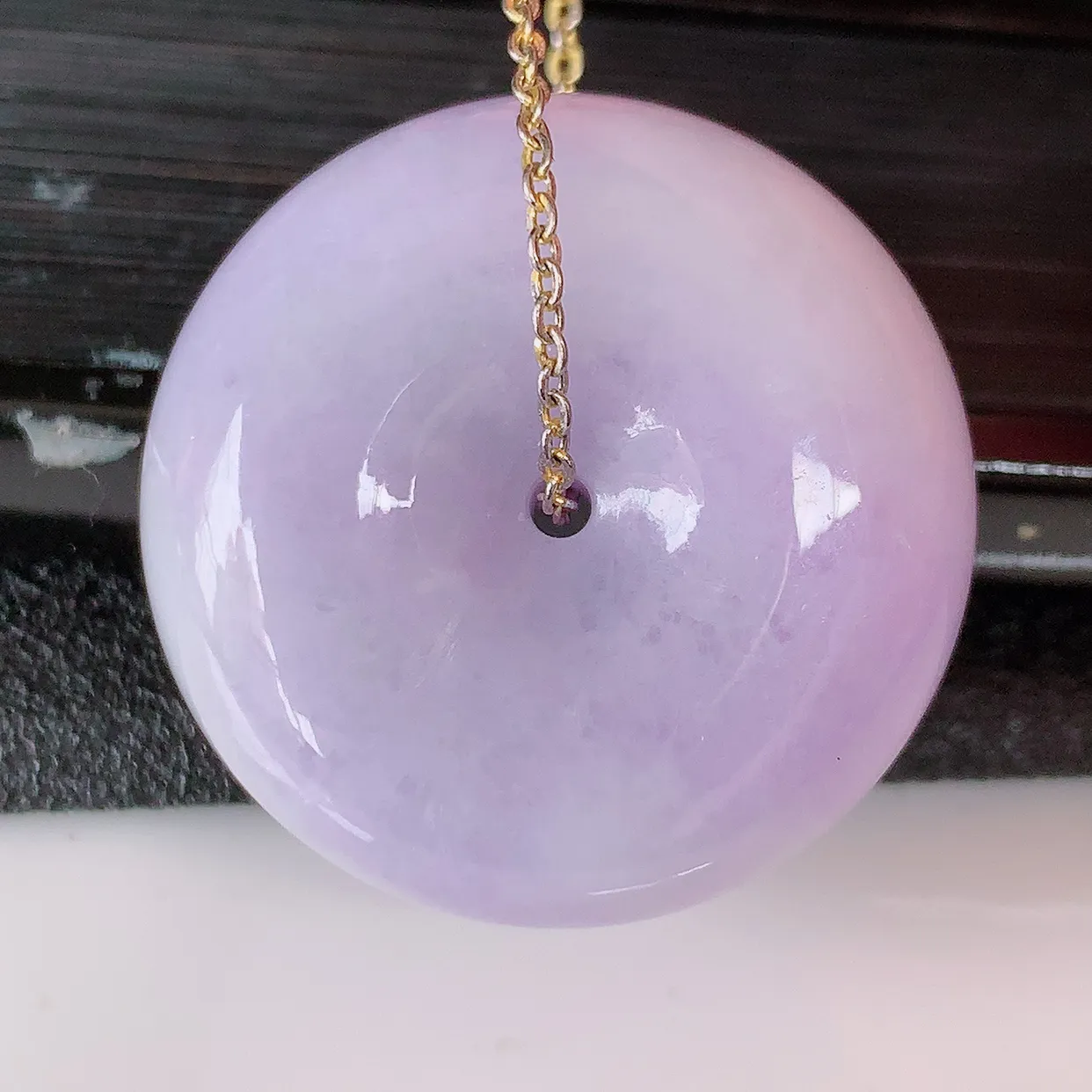 自然光实拍，冰润紫罗兰翡翠平安扣吊坠，形体饱满圆润，平安扣肥嘟嘟的，平平安安，种水很好，配戴精美！#05.13