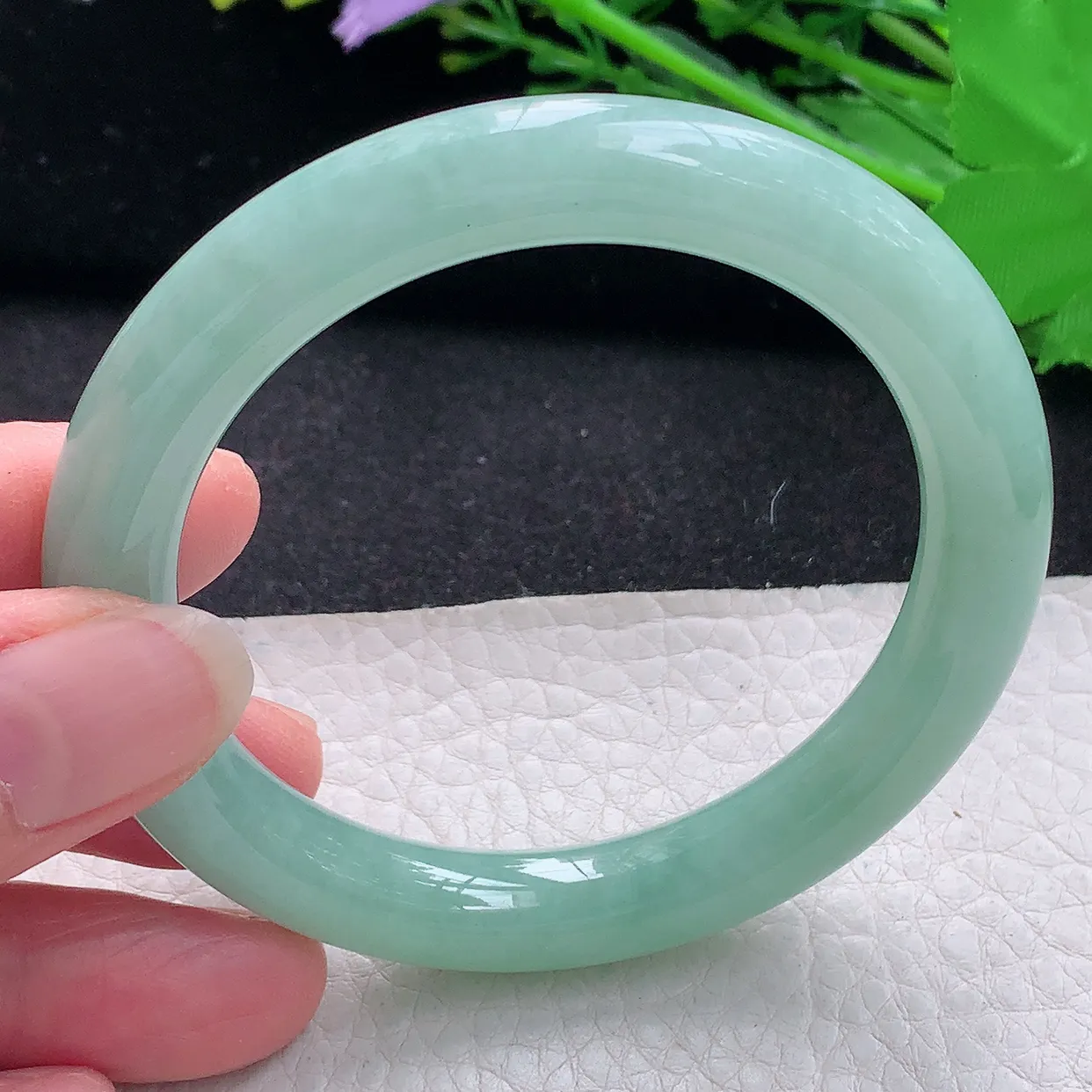 n自然光55*9.6美人镯 翡翠a货玉手镯甜绿圆条珠宝玉手环 叮当镯