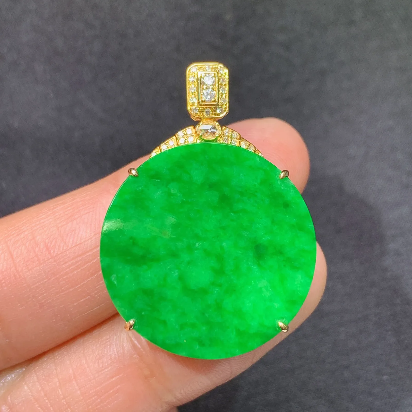 阳绿圆牌吊坠，18k金镶嵌，冰润色阳，玉质细腻，种水足 尺寸32*23.2*5.1