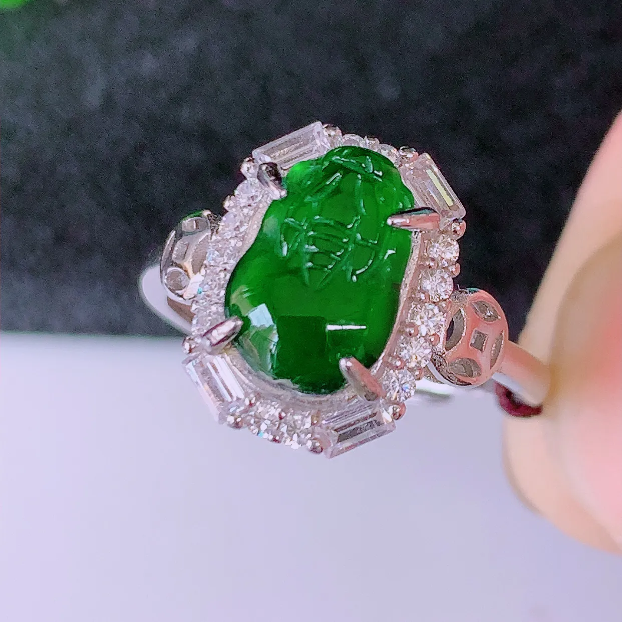 冰透满绿翡翠925银镶嵌貔貅戒指，自然光实拍，翠色灵动，颜色漂亮，种老水足，品相佳，佩戴佳品！#98.13（圈口可调大小）整体24.5*16.5*6裸石9.5*6.5