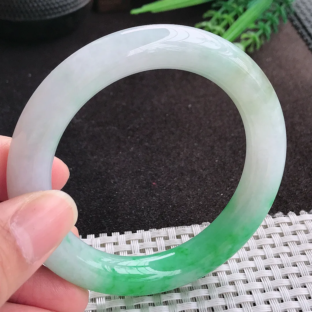 天然A货翡翠56.5/11.4/11.1老坑精美温润飘阳绿圆条手镯玉镯