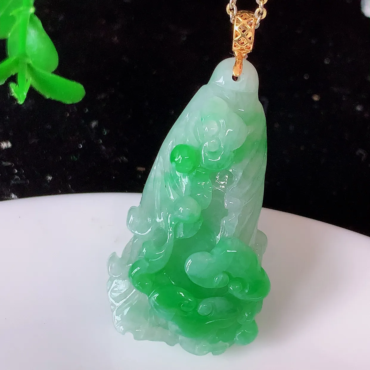 18K金镶嵌冰飘绿翡翠招百财白菜吊坠，百财聚来，财源滚滚，色泽鲜艳，精工水润的白菜，性价比高！#1.