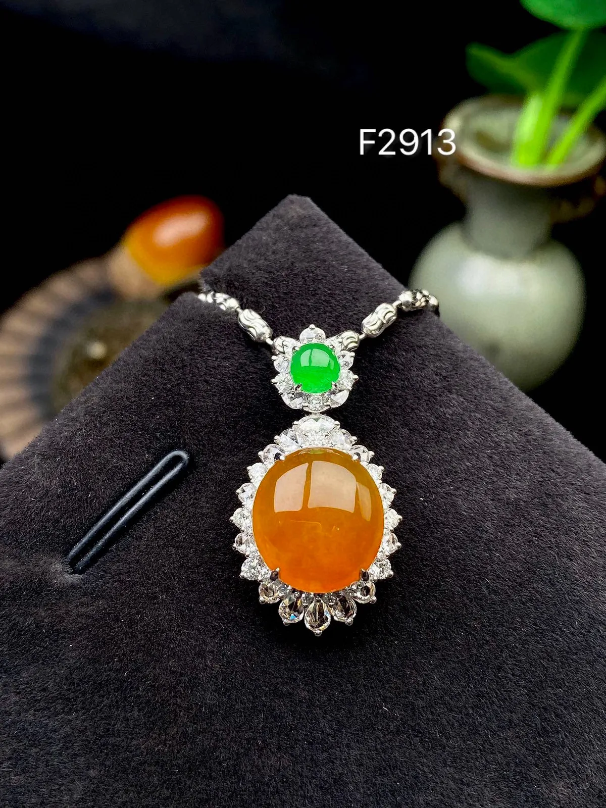 【冰种黄翡蛋面吊坠】质地细腻，冰润透亮，光泽出众，冰感十足，18k金钻镶嵌，裸石尺寸12*10.9*