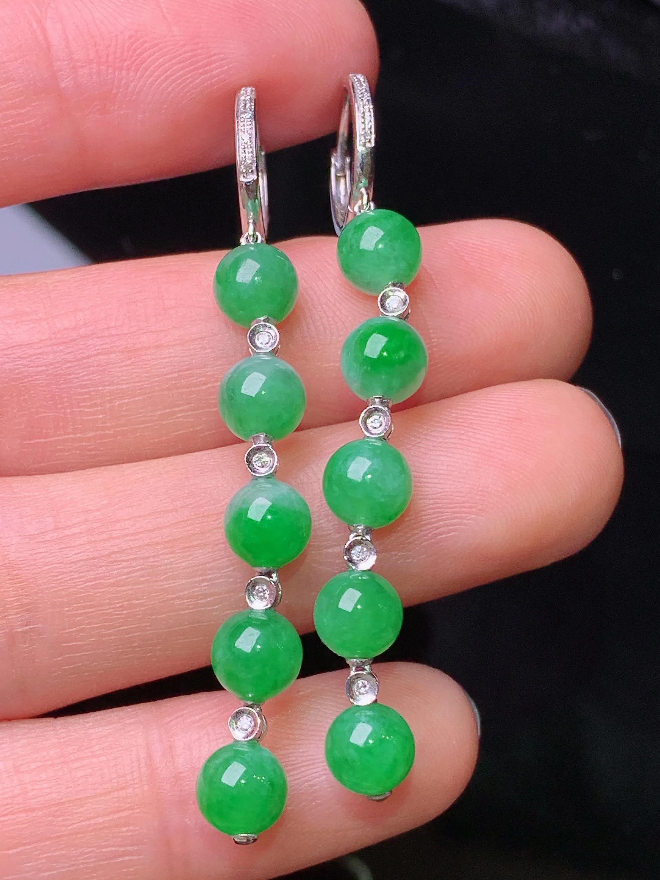 18k金镶嵌翠绿圆珠耳坠 玉质细腻 水润亮眼 色泽艳丽 整体尺寸52*5.6