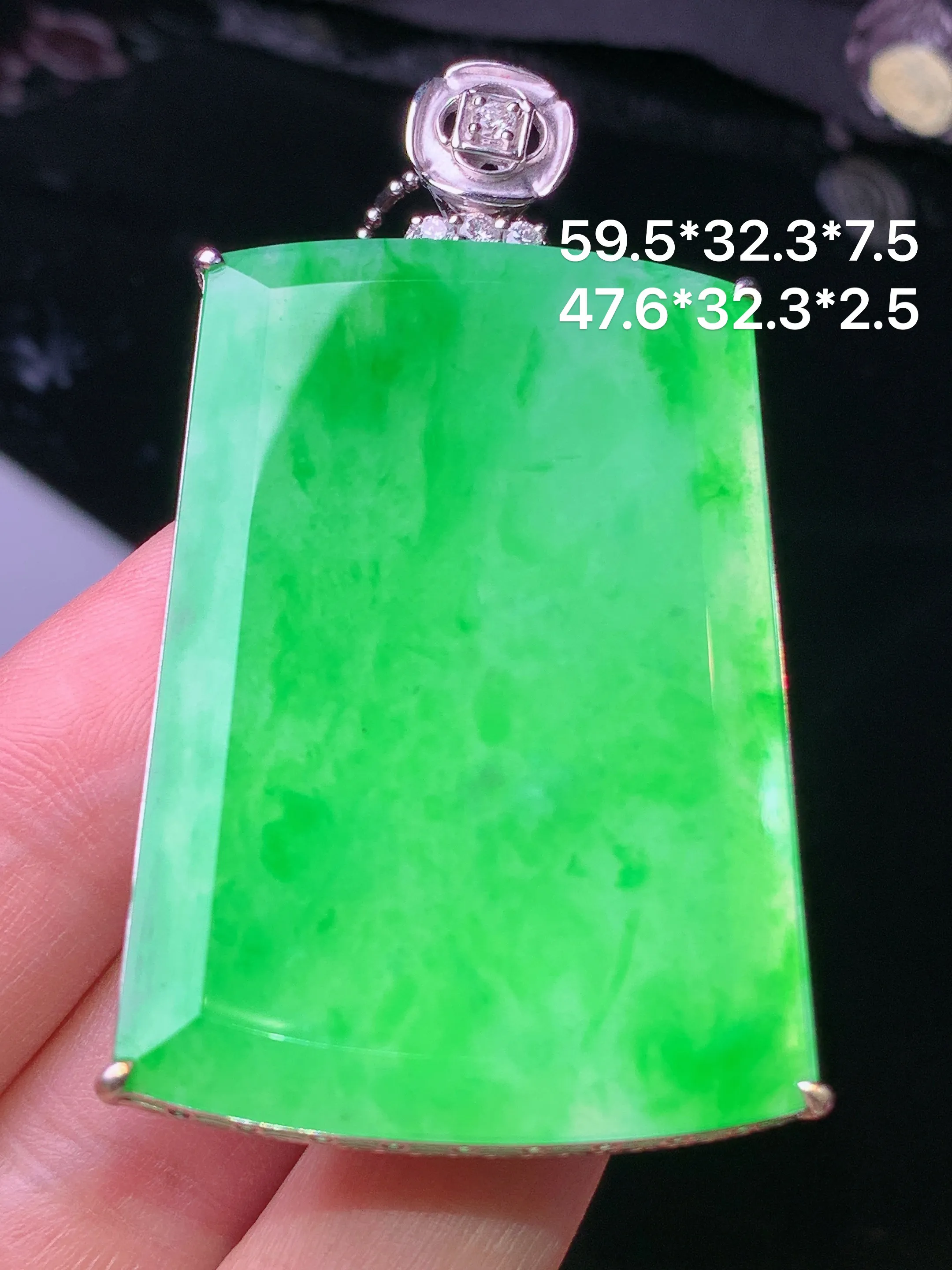 18k金钻镶嵌翠绿无事牌吊坠 玉质细腻 水润亮眼 色泽艳丽 整体尺寸59.5*32.3*7.5