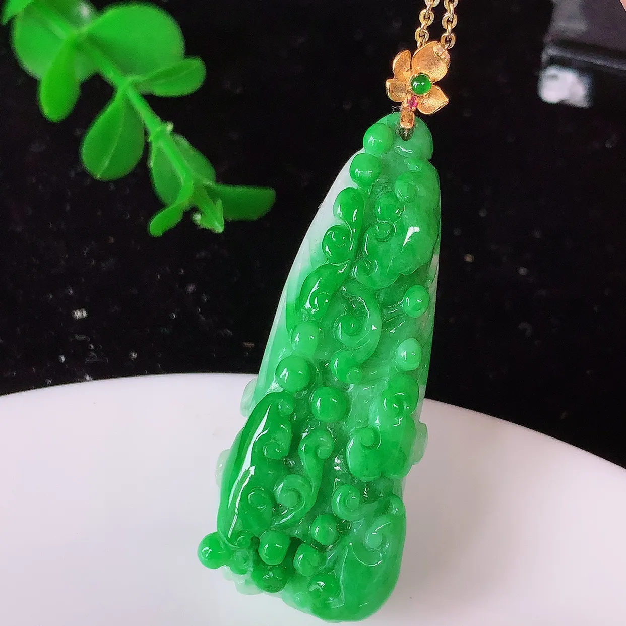 18K金镶嵌辣绿翡翠招百财白菜吊坠，百财聚来，财源滚滚，色泽鲜艳，精工水润的白菜，性价比高！#1.13整体51.5裸石44.5*17-11.5