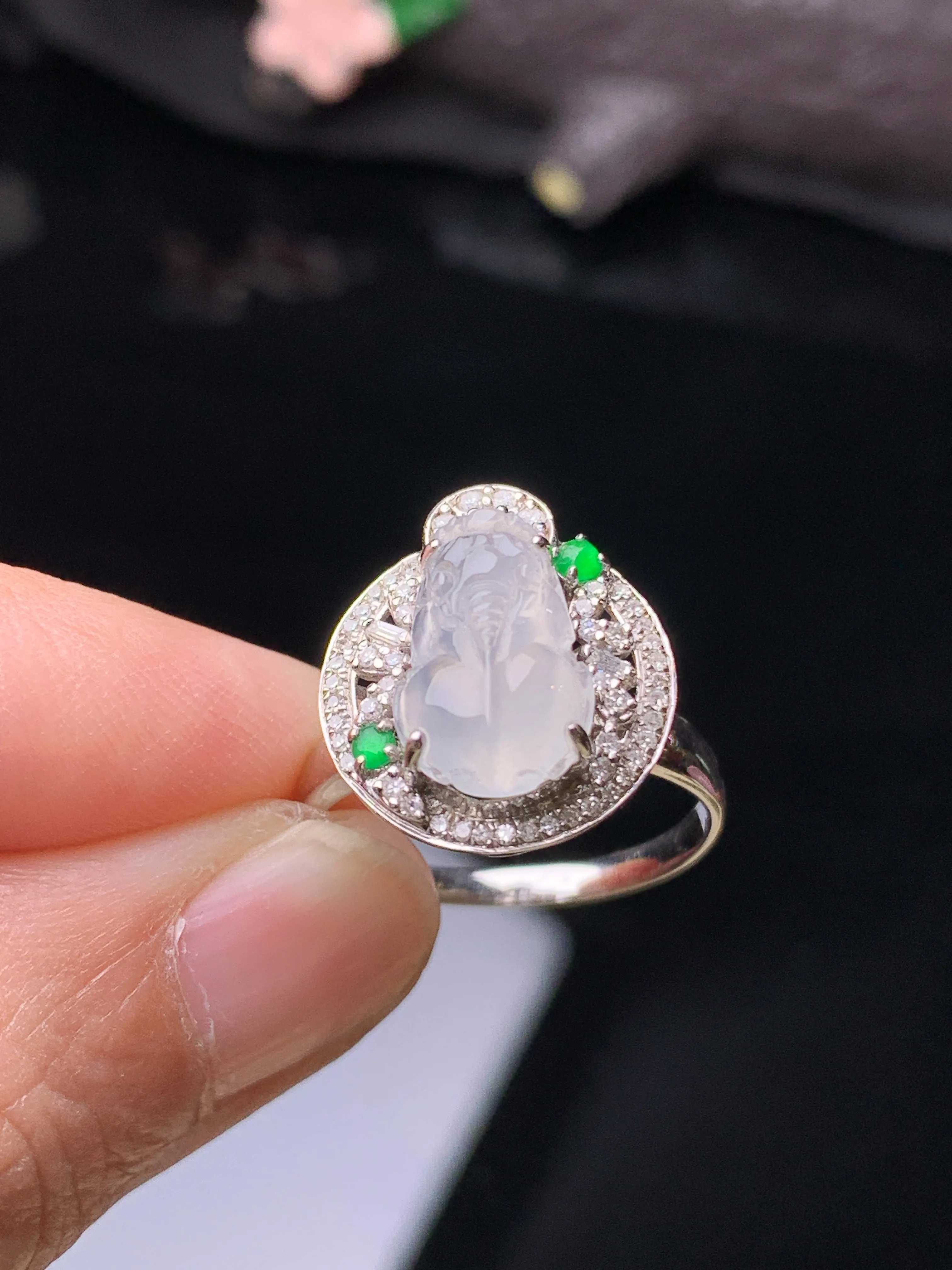 18k金钻镶嵌冰种貔貅戒指 玉质细腻 水润亮眼 色泽艳丽 圈口14  整体尺寸16.5*14.2*8.8