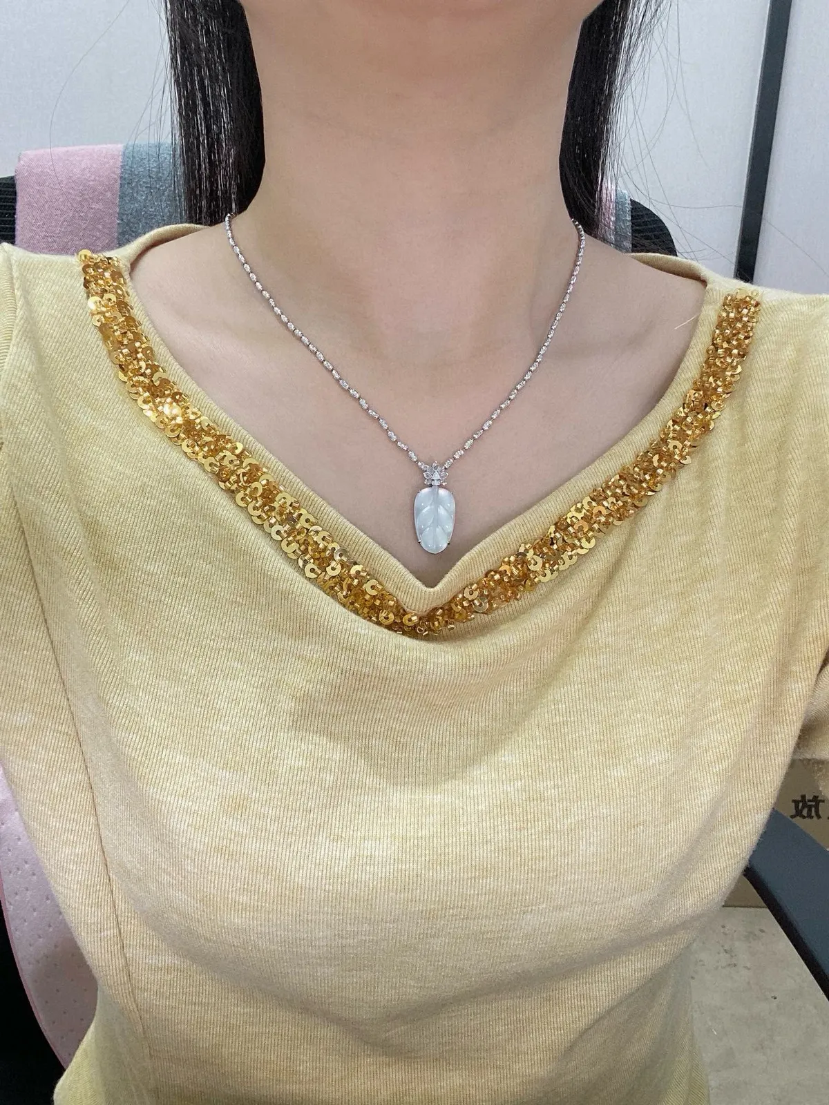 【冰种叶子】金枝玉叶，质地细腻，冰润透亮，光泽出众，18k金钻镶嵌，裸石尺寸20.6*12.4*3毫米