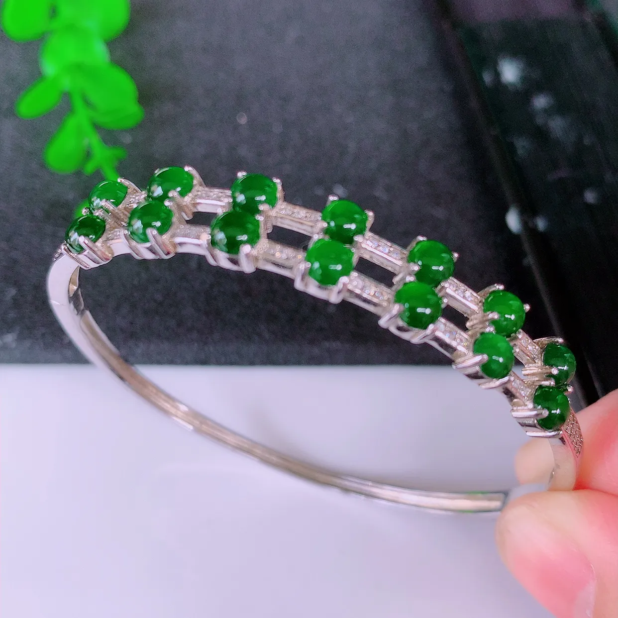 冰透满绿翡翠925银镶嵌手镯，自然光实拍，翠色灵动，颜色漂亮，种老水足，品相佳，佩戴佳品！#98.13整体56.5*51*8.5*4.5裸石3.8*3.8