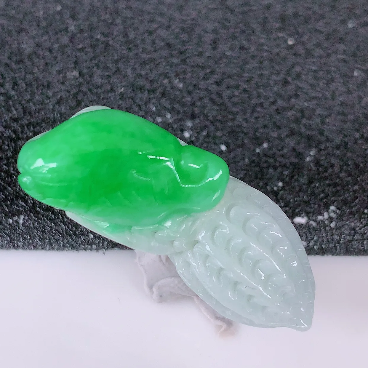 自然光实拍，飘绿生意兴隆花生翡翠吊坠，生意兴隆 ，招财纳福 ，财源滚滚来 ，种水足，雕工精湛，配戴时尚！#85.13