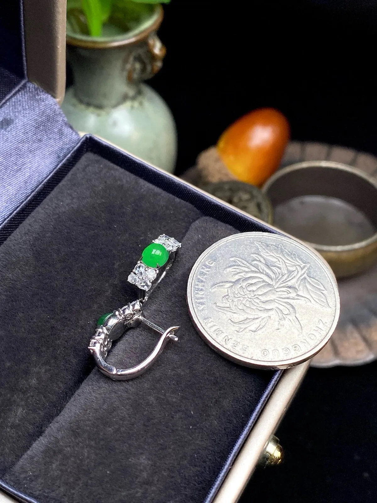 【冰种满绿蛋面耳包】晶莹剔透，冰感十足，通透闪亮，18k金钻镶嵌，裸石尺寸4.7*4*2.7毫米