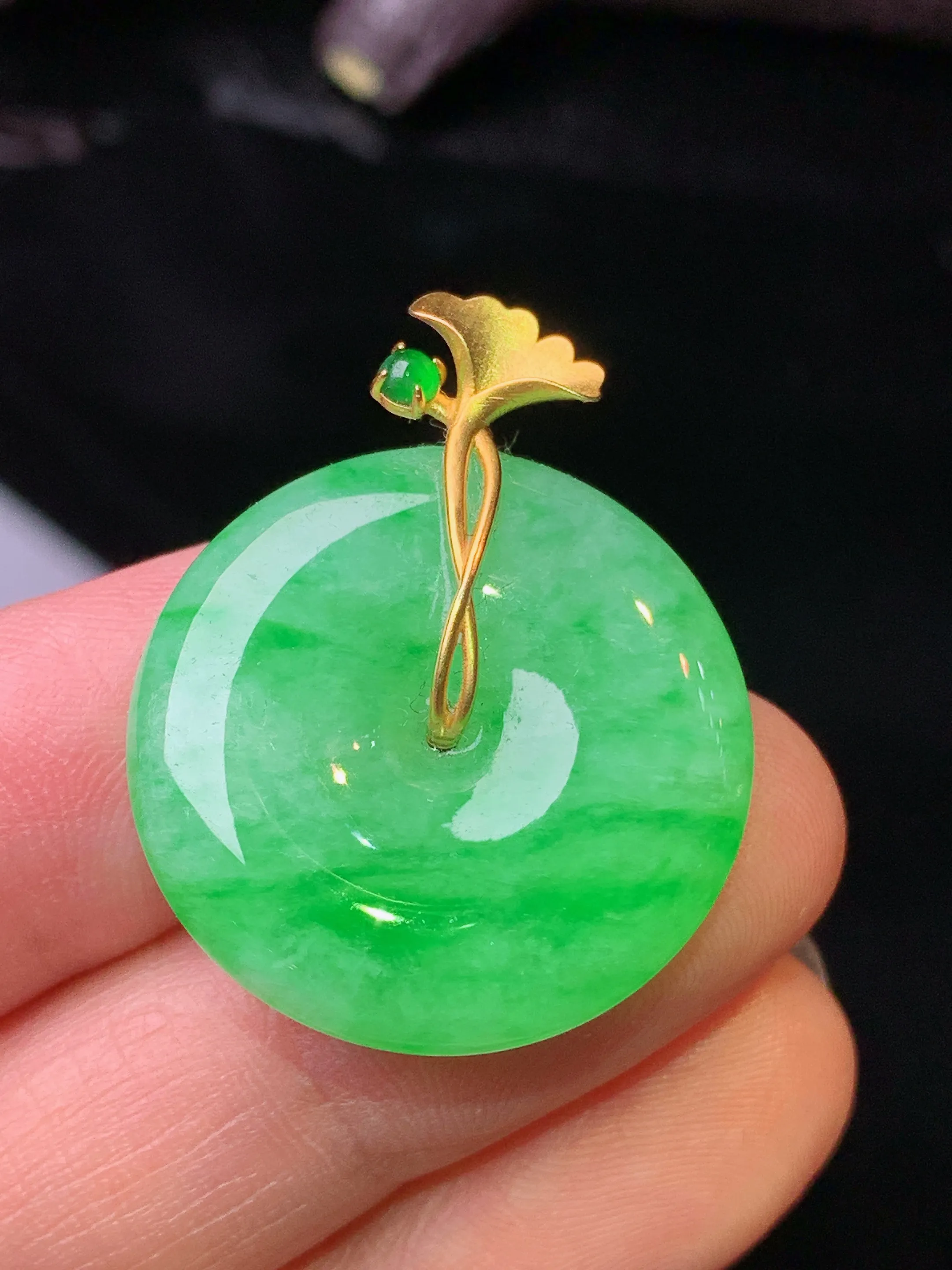 18k金镶嵌翠绿平安扣吊坠 玉质细腻 水润亮眼 色泽艳丽 整体尺寸30.5*24.5*5.6