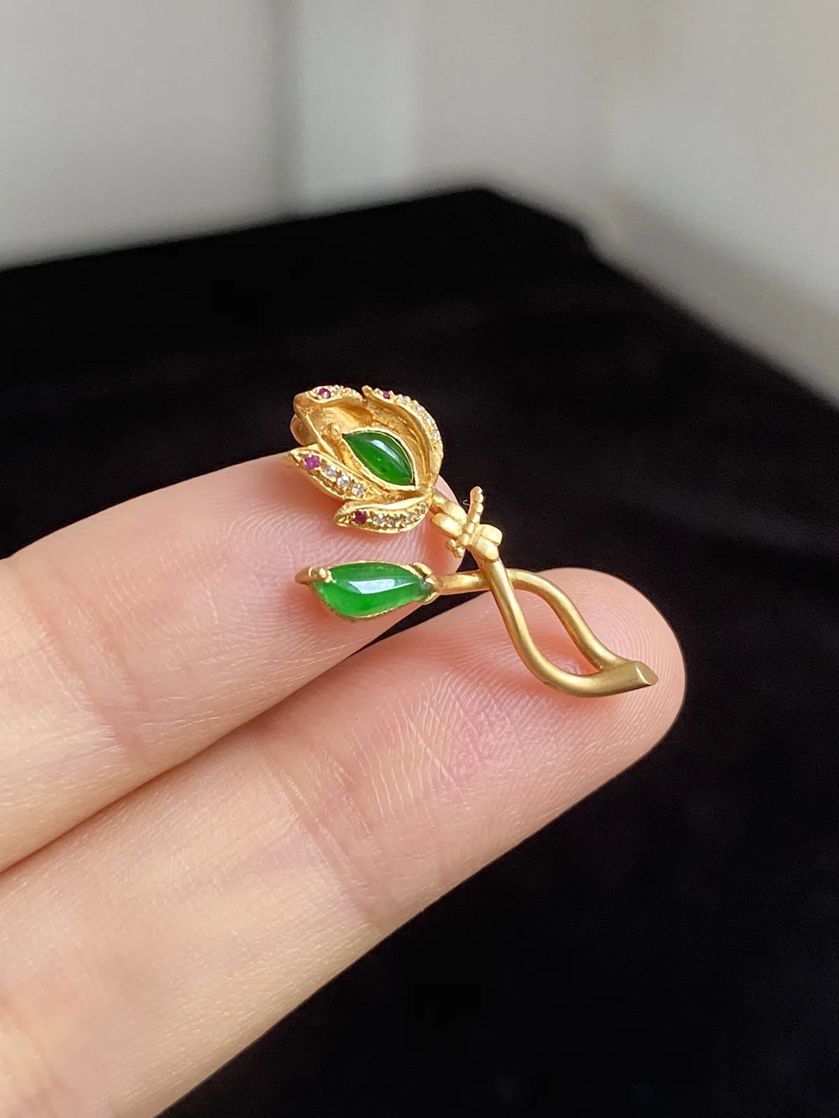 翡翠花件，伴钻石（无色）