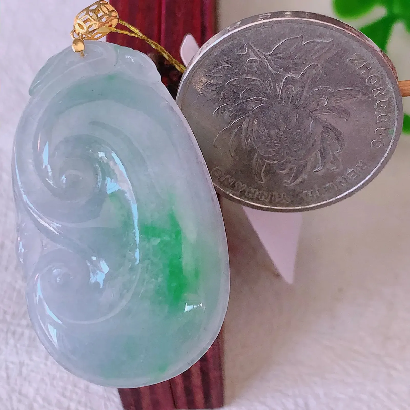 18K金镶嵌冰春带彩翡翠如意吊坠，简单的镶嵌设计、让玉坠百搭又精致，寓意着吉祥，事事如意！#35.13