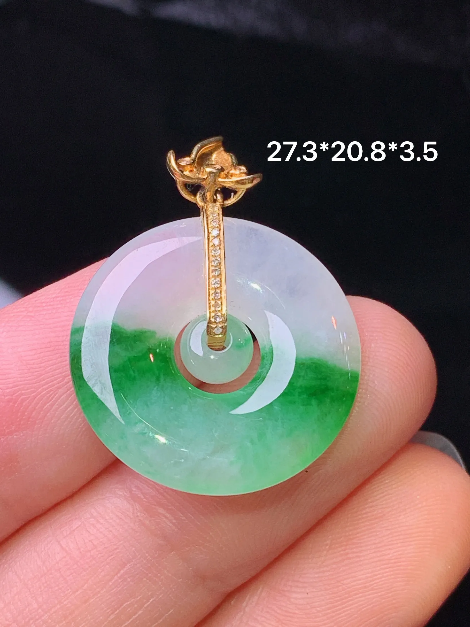 18k金钻镶嵌飘绿子母扣吊坠 玉质细腻 水润亮眼 色泽艳丽 整体尺寸27.3*20.8*3.5