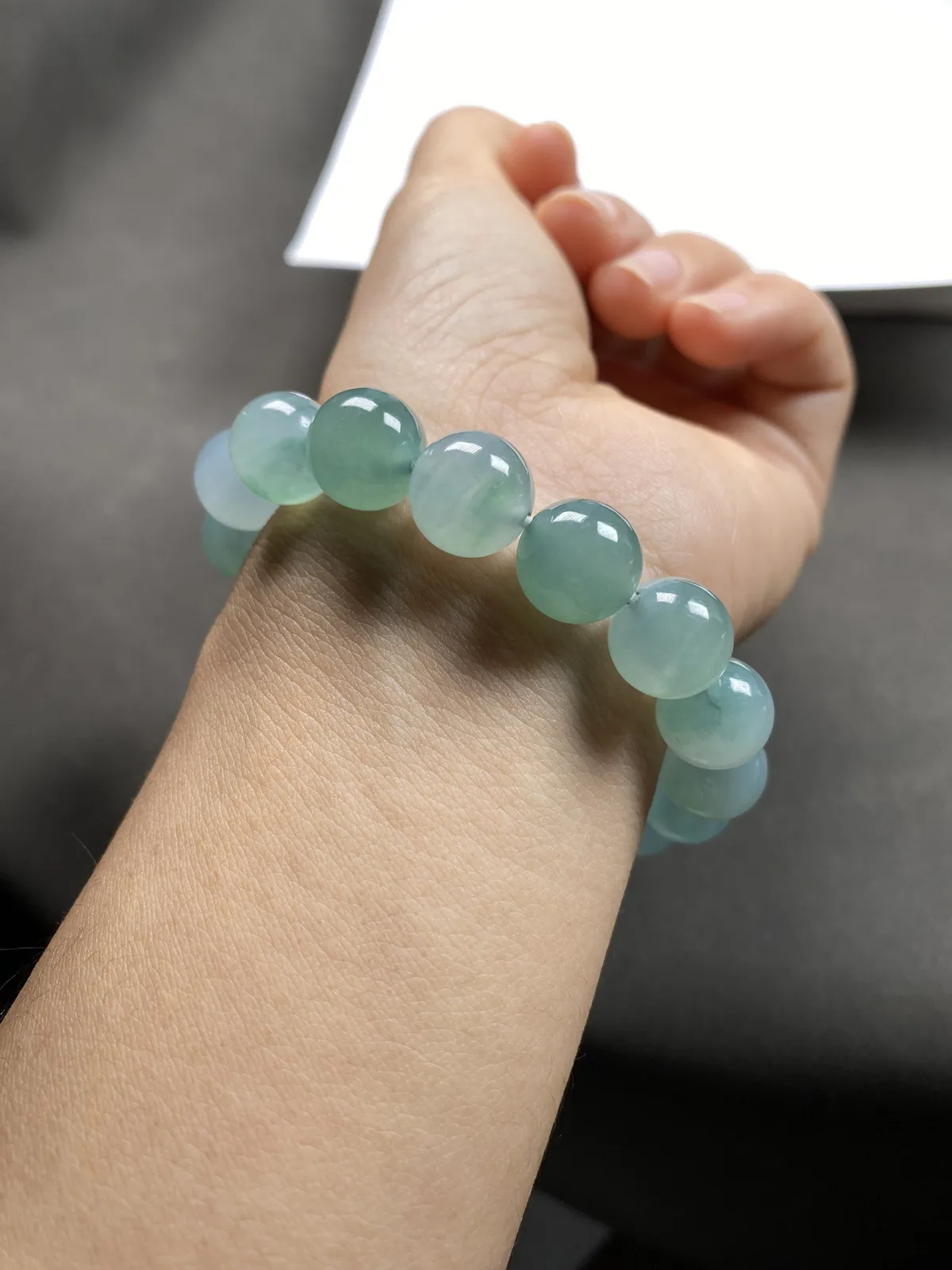 少有的缅甸湖水绿起胶手链，共16颗珠径11.6mm，底子纯净种很老，质地细腻胶感十足，颜色美得很，上手效果好