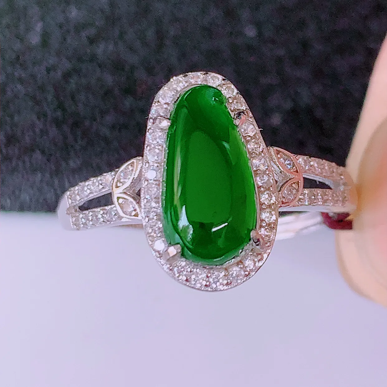 冰透满绿翡翠925银镶嵌福瓜戒指，自然光实拍，翠色灵动，颜色漂亮，种老水足，品相佳，佩戴佳品！#98