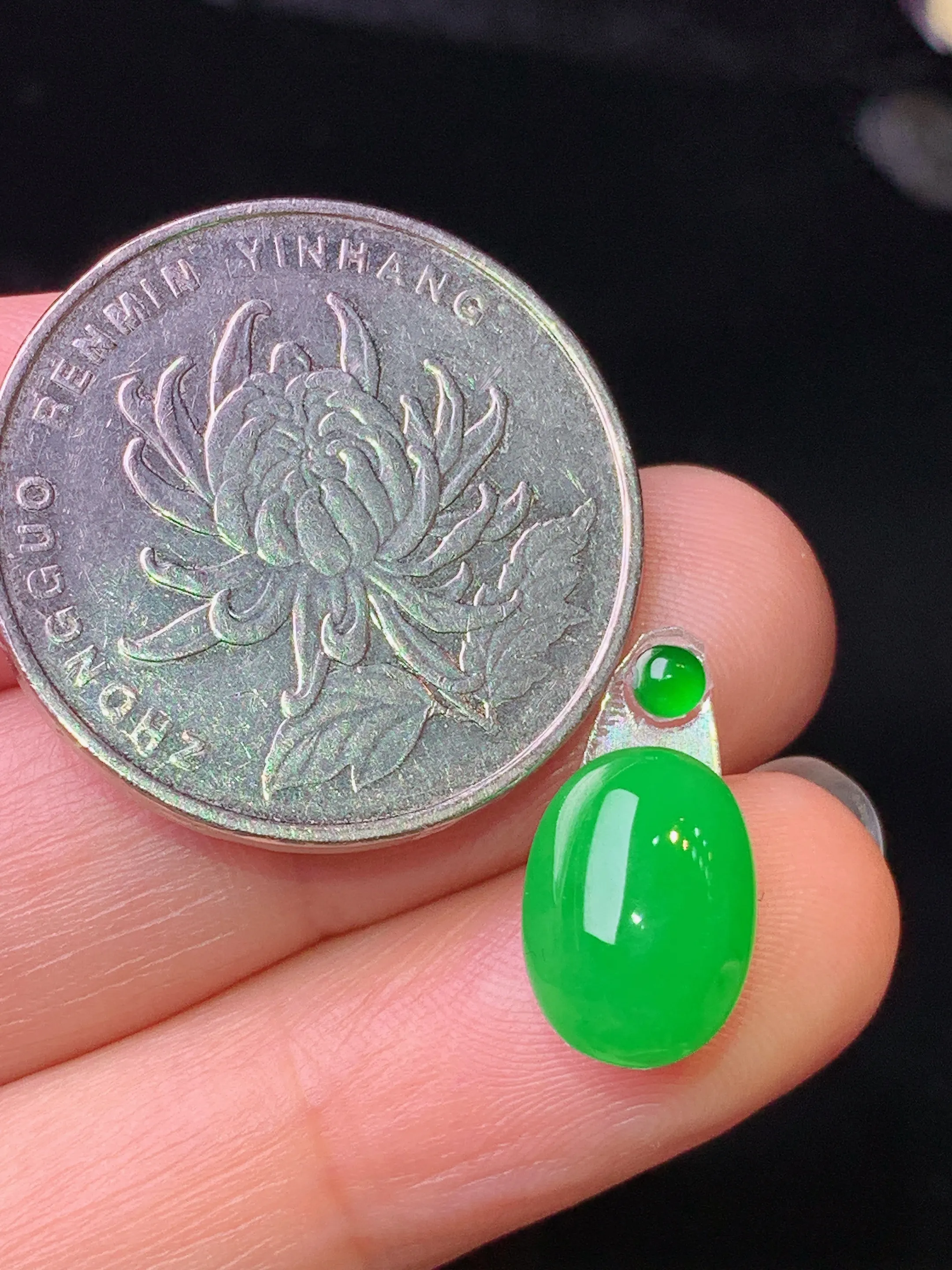 镶嵌款 满绿蛋面吊坠 玉质细腻 水润亮眼 色泽艳丽 整体尺寸11.5*8.3*4