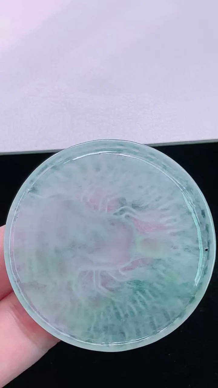 【翡翠名称】老坑种冰晴千手观音菩萨挂件
【翡翠尺寸】直径厚度52.3/5.2mm
【翡翠描述】宝贝种老水足，玉质细腻，色泽靓丽，性价比高，佩戴效果好！
【其它赠送】权威证书/精美挂绳/盒子/支持全国复检(七天无理由退换货买家只须付来回邮费即可）