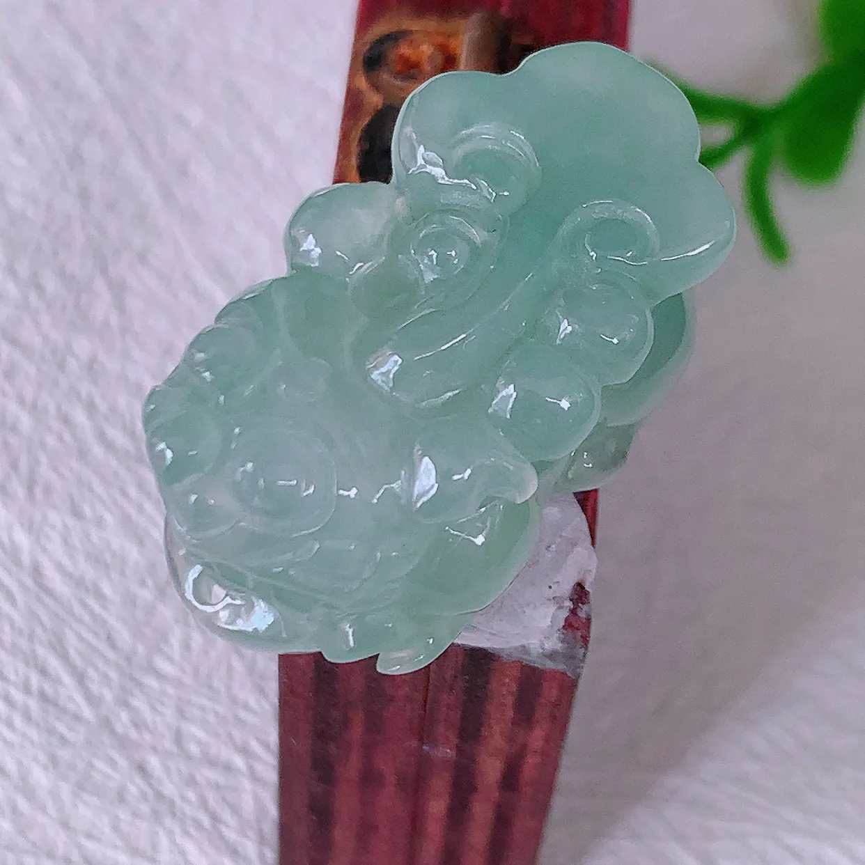 自然光实拍，冰胶翡翠招财貔貅吊坠，民间有“一摸貔貅运程旺盛，再摸貔貅财运滚滚，三摸貔貅平步青云 ”的美好祝愿。#60.13