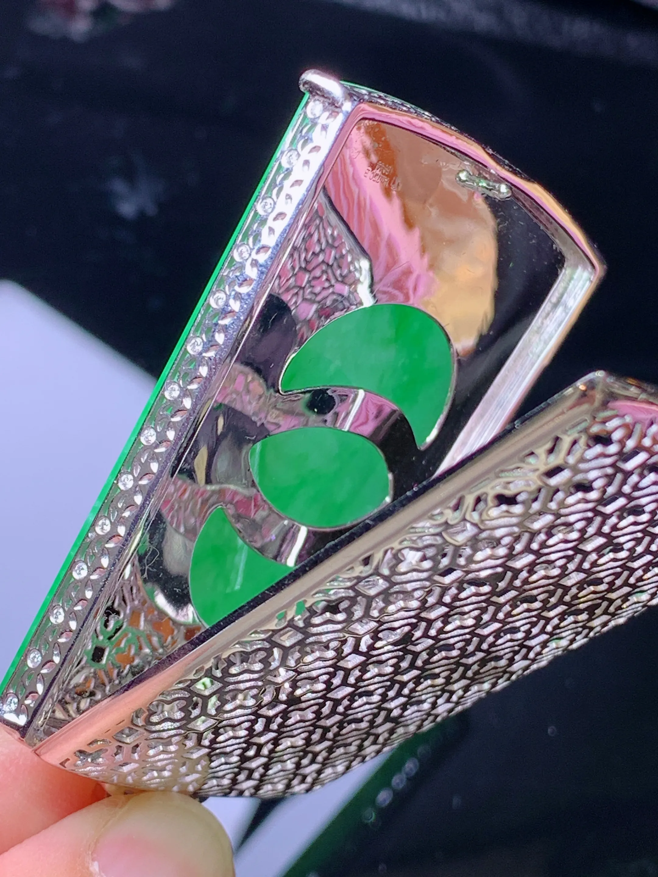 18k金钻镶嵌翠绿无事牌吊坠 玉质细腻 水润亮眼 色泽艳丽 整体尺寸66.5*36.8*8.5