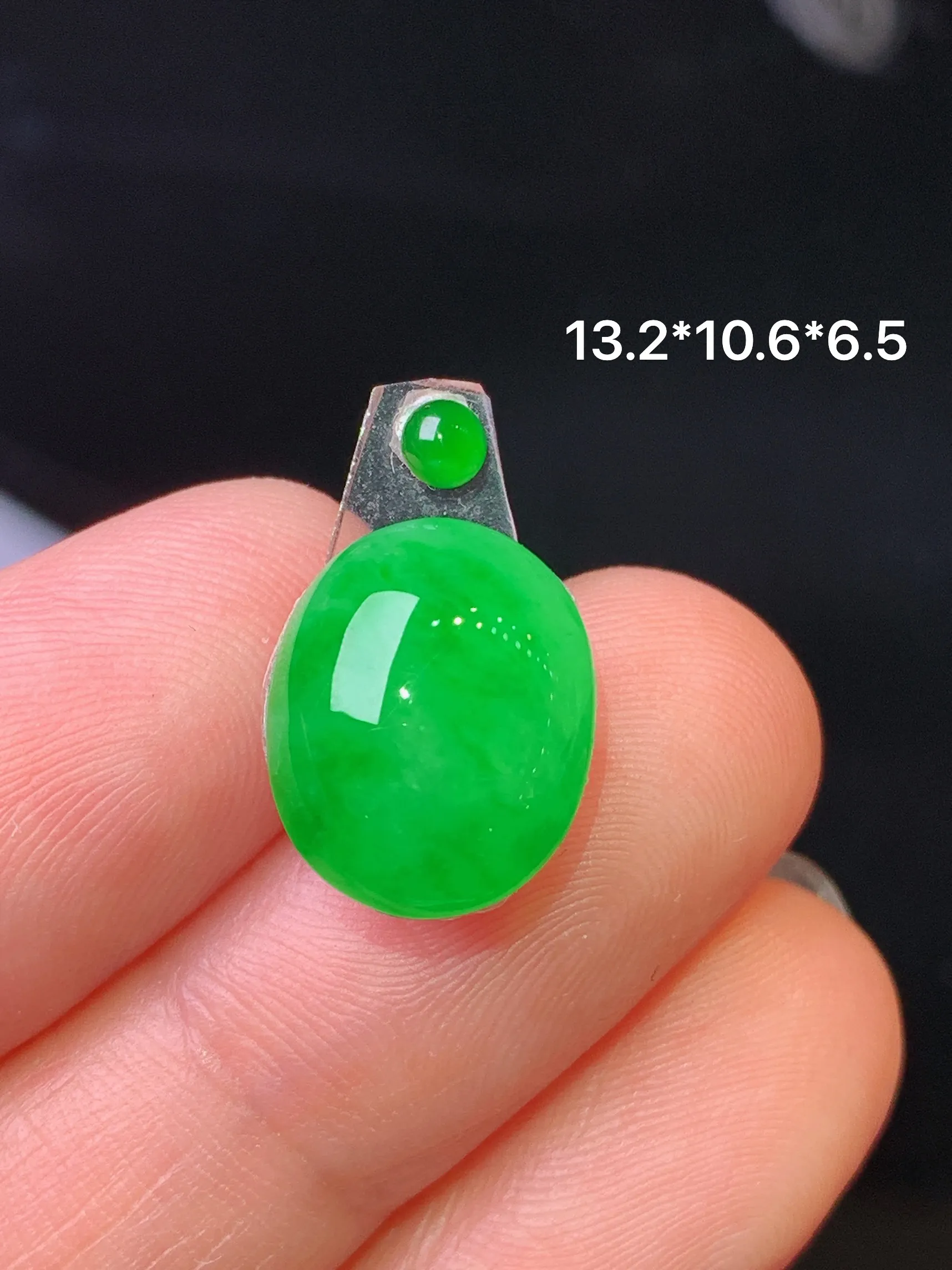 镶嵌款 满绿蛋面吊坠 玉质细腻 水润亮眼 色泽艳丽 整体尺寸13.2*10.6*6.5