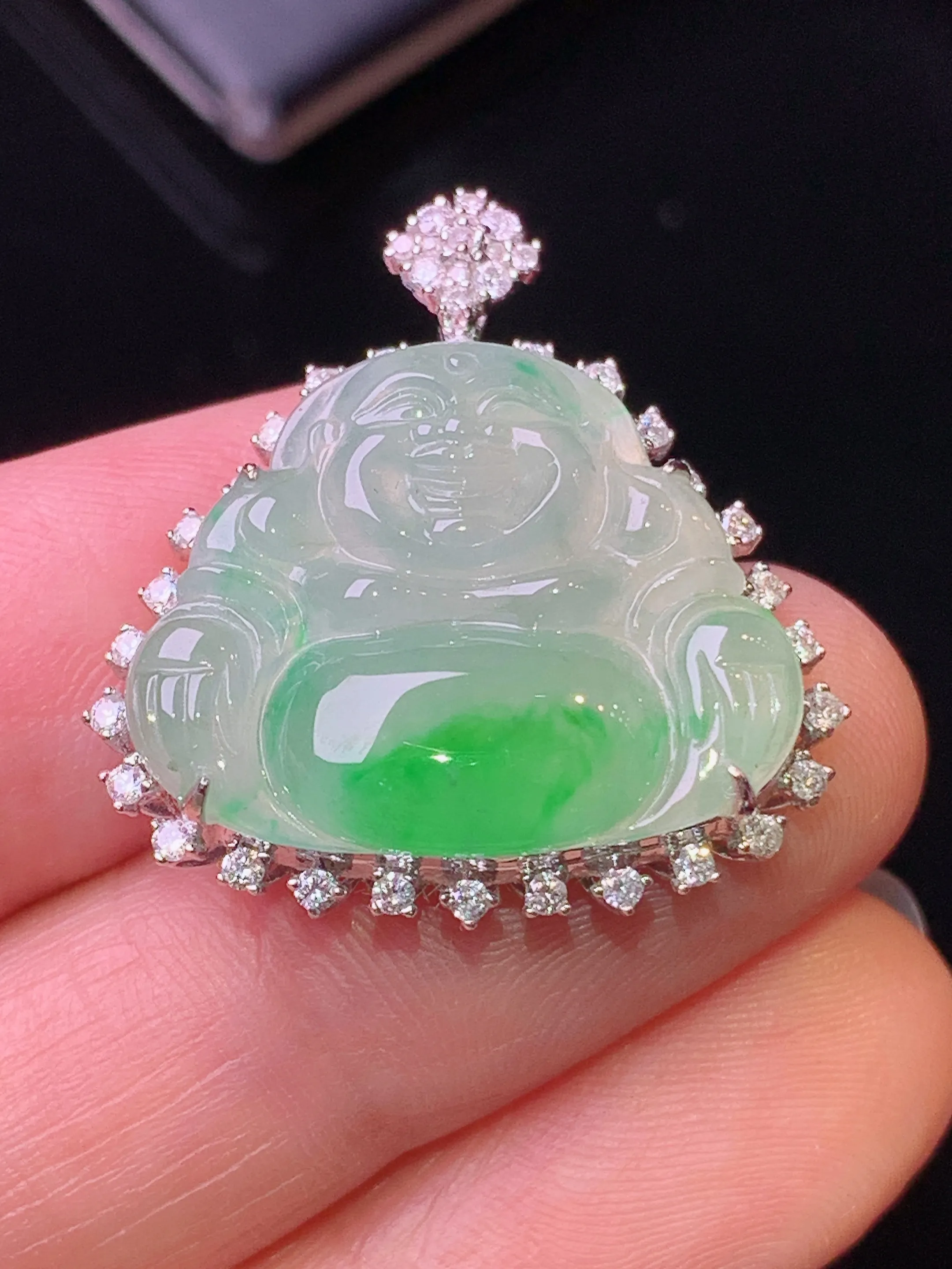 18k金钻镶嵌飘绿佛公吊坠 玉质细腻 水润亮眼 色泽艳丽 整体尺寸27.2*25*7