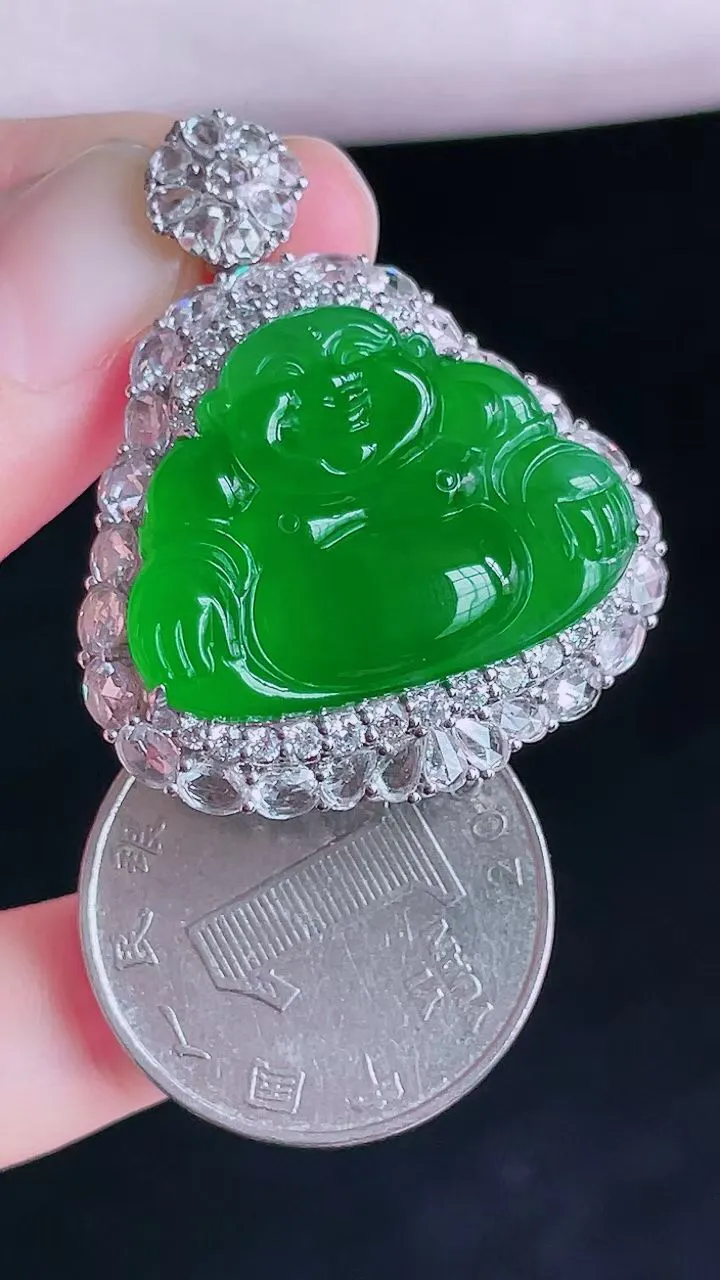 【翡翠名称】18K金豪华镶钻冰满阳绿佛公吊坠
【翡翠尺寸】含金37.6/30.4/12.6mm
【翡翠描述】宝贝种老水足，玉质细腻，色泽靓丽，性价比高，佩戴效果好！
【其它赠送】权威证书/精美挂绳/盒子/支持全国复检(七天无理由退换货买家只须付来回邮费即可）