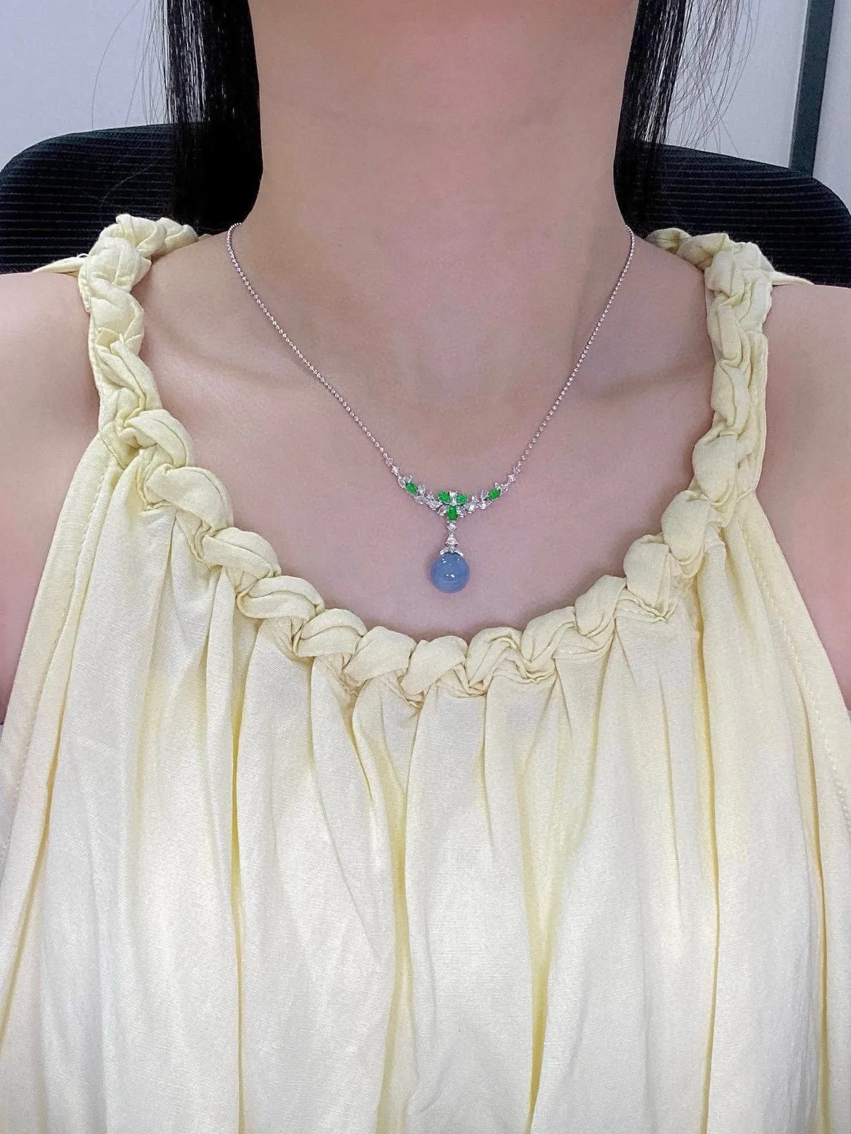 【冰种紫罗兰珠吊坠】质地细腻，光泽度不错，18k金钻镶嵌，10.6毫米