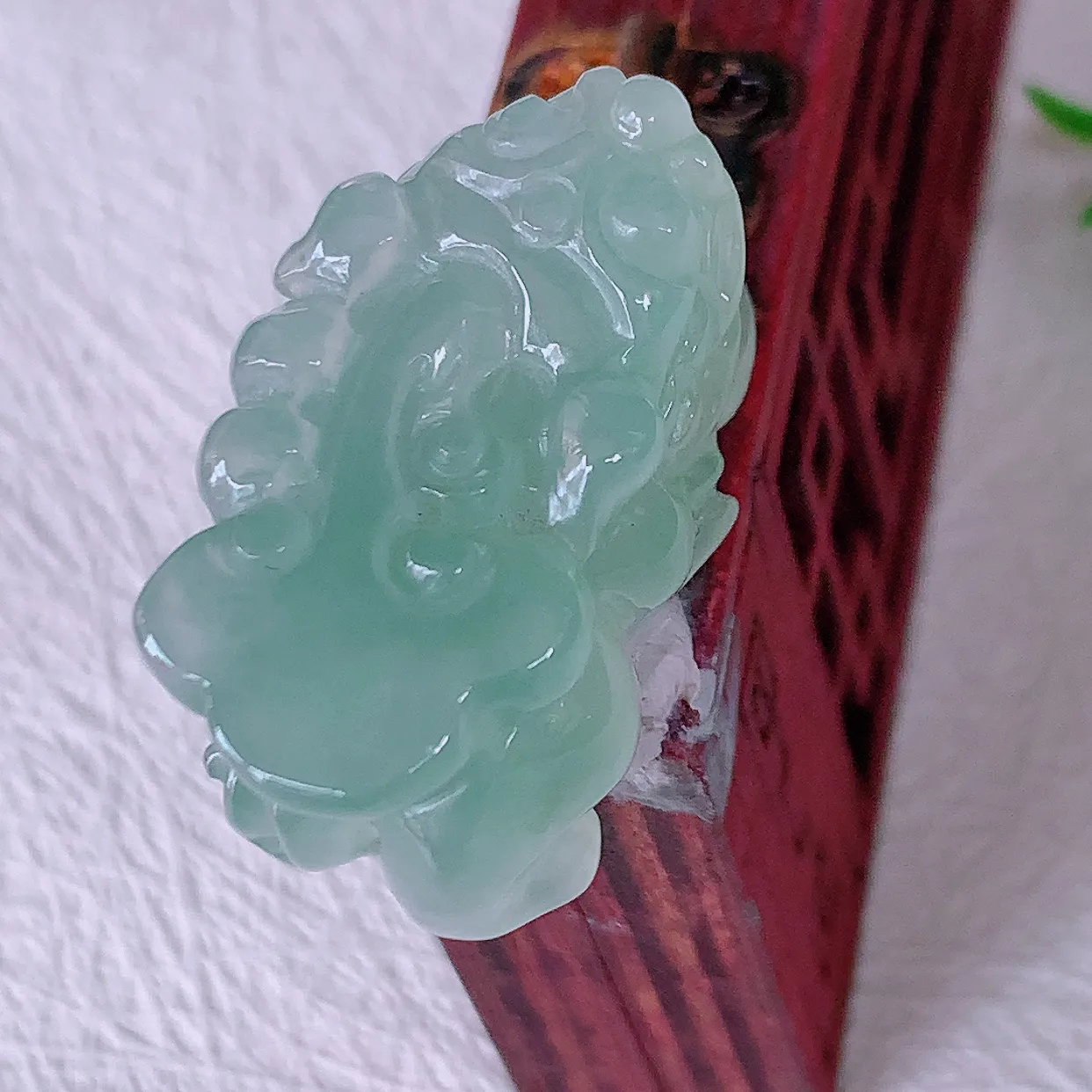 自然光实拍，冰胶翡翠招财貔貅吊坠，民间有“一摸貔貅运程旺盛，再摸貔貅财运滚滚，三摸貔貅平步青云 ”的