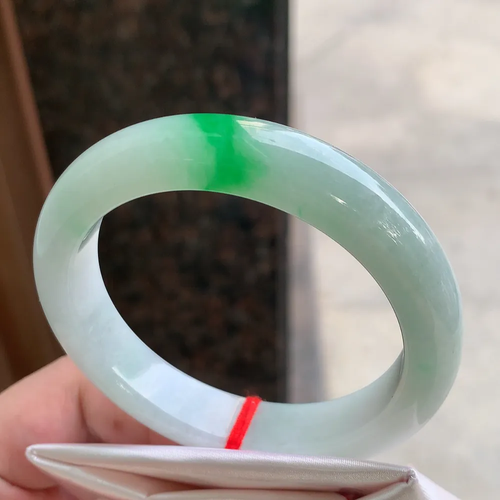 正圈冰糯阳绿 无瑕 尺寸:55.2/12.1/8.5 色好