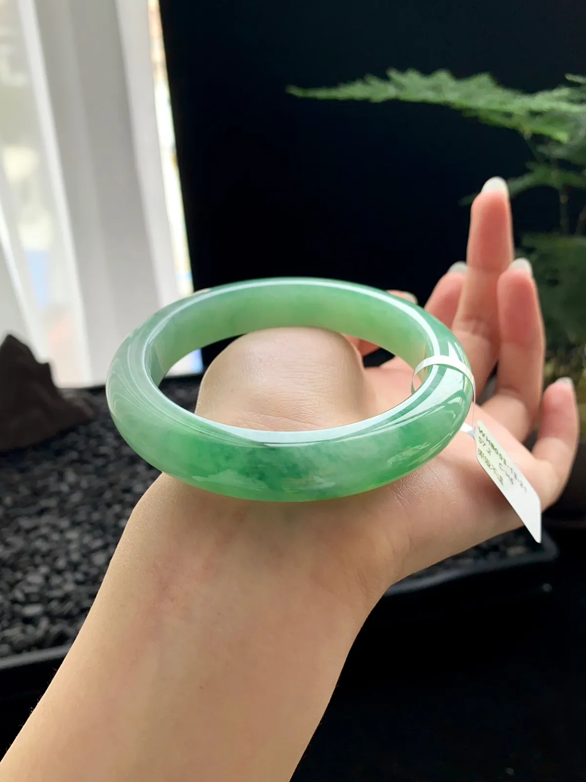 【满绿】
尺寸：57.2*12.3*9.2
编号：WHB003-13-21
纯净的底色似山间的晨雾，轻柔缥缈，那一抹翠绿如林间跳跃的精灵