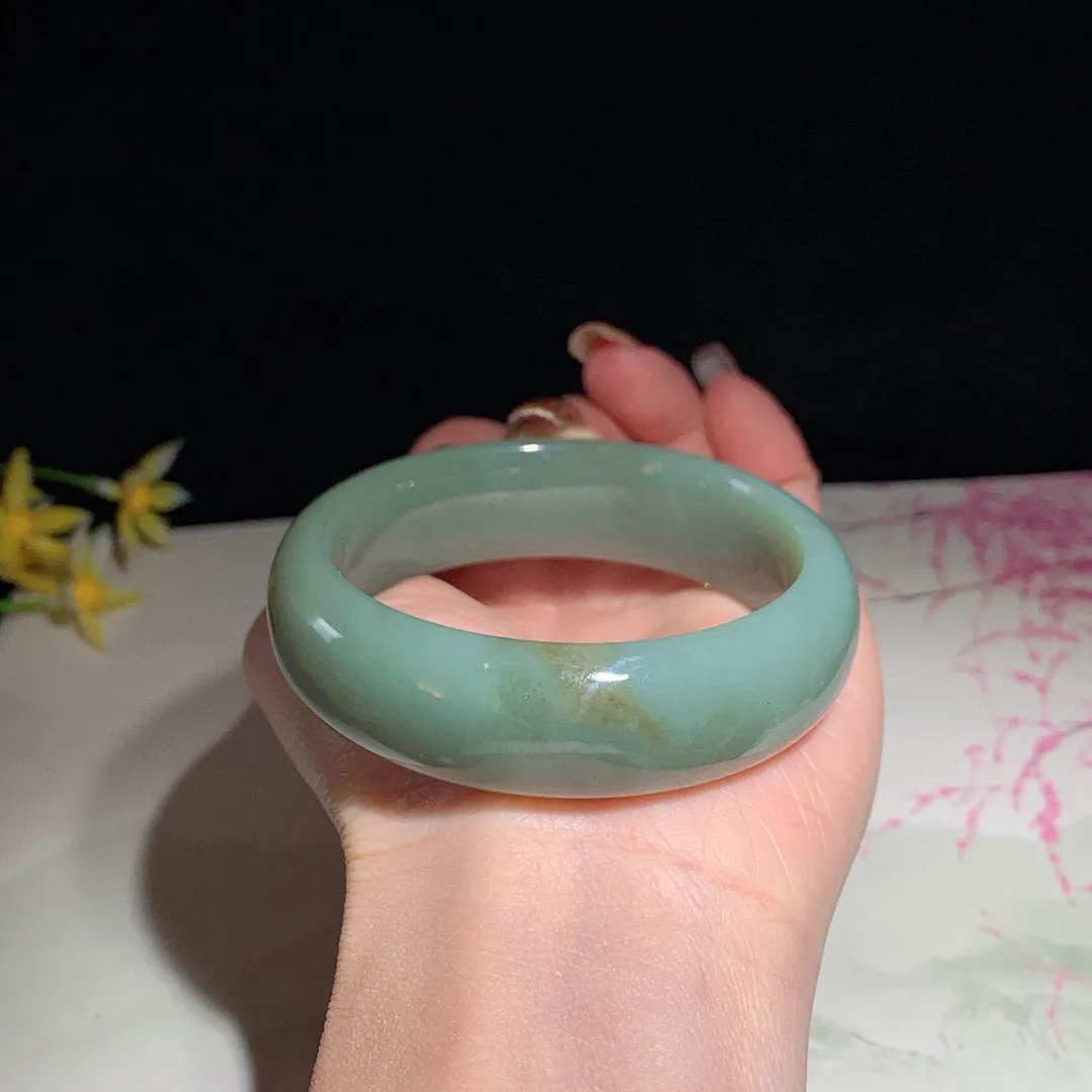 和田玉55圈口且末糖手镯！圈口55宽18玉质细腻油润 底色纯净 无纹裂 脂粉好，品质高