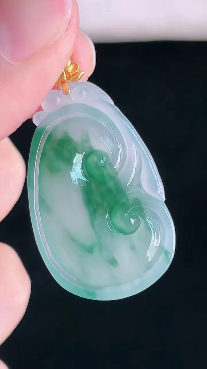 【翡翠名称】18K金镶冰飘花如意吊坠
【翡翠尺寸】裸石30/18.8/5mm
【翡翠描述】宝贝种老水足，玉质细腻，色泽靓丽，性价比高，佩戴效果好！
【其它赠送】权威证书/精美挂绳盒子/支持全国复检