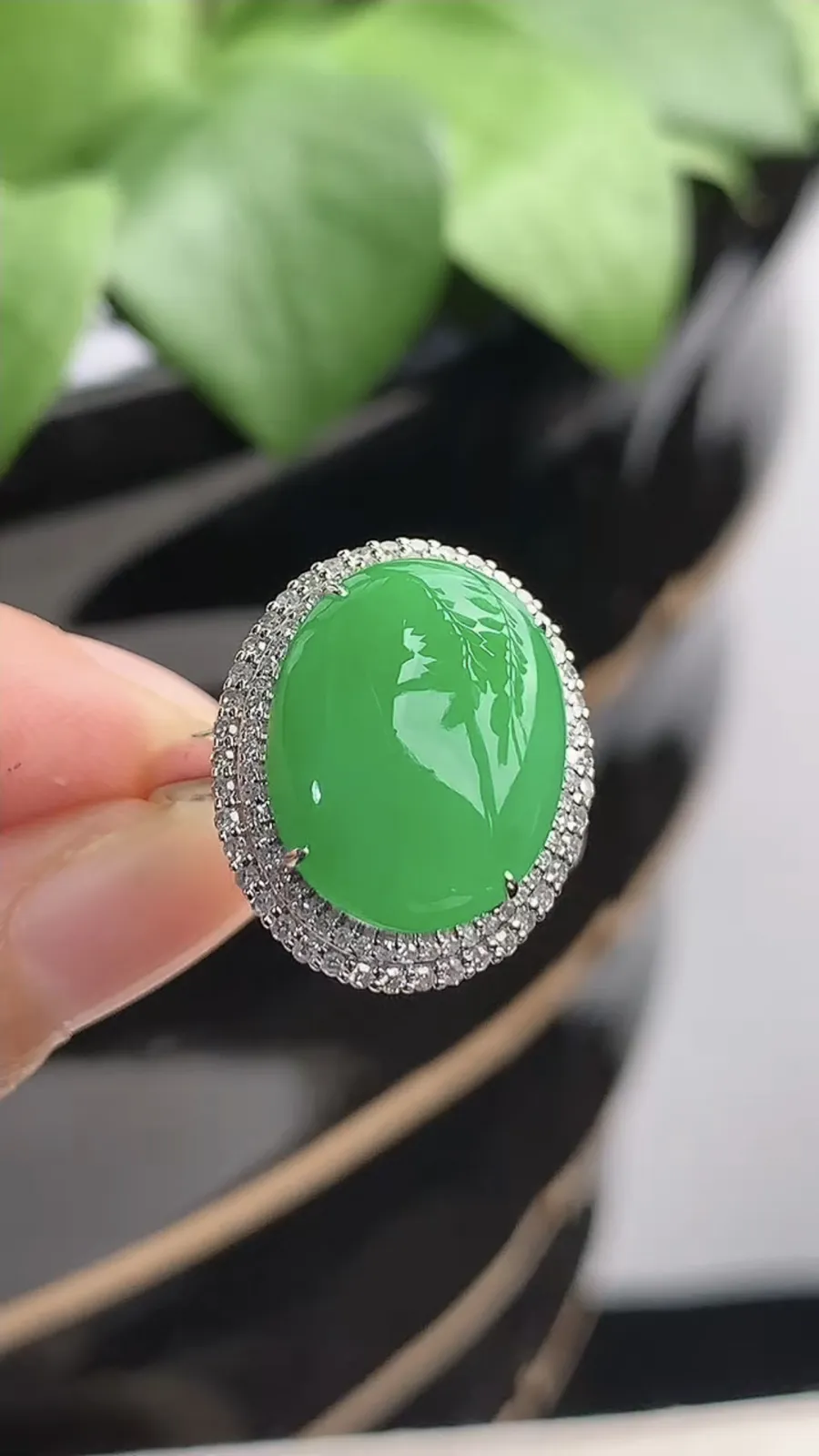 a货翡翠冰种18K金伴钻镶嵌阳绿蛋面戒指 圈口18裸石尺寸15.2×11.8mm 重量4.52g 1211