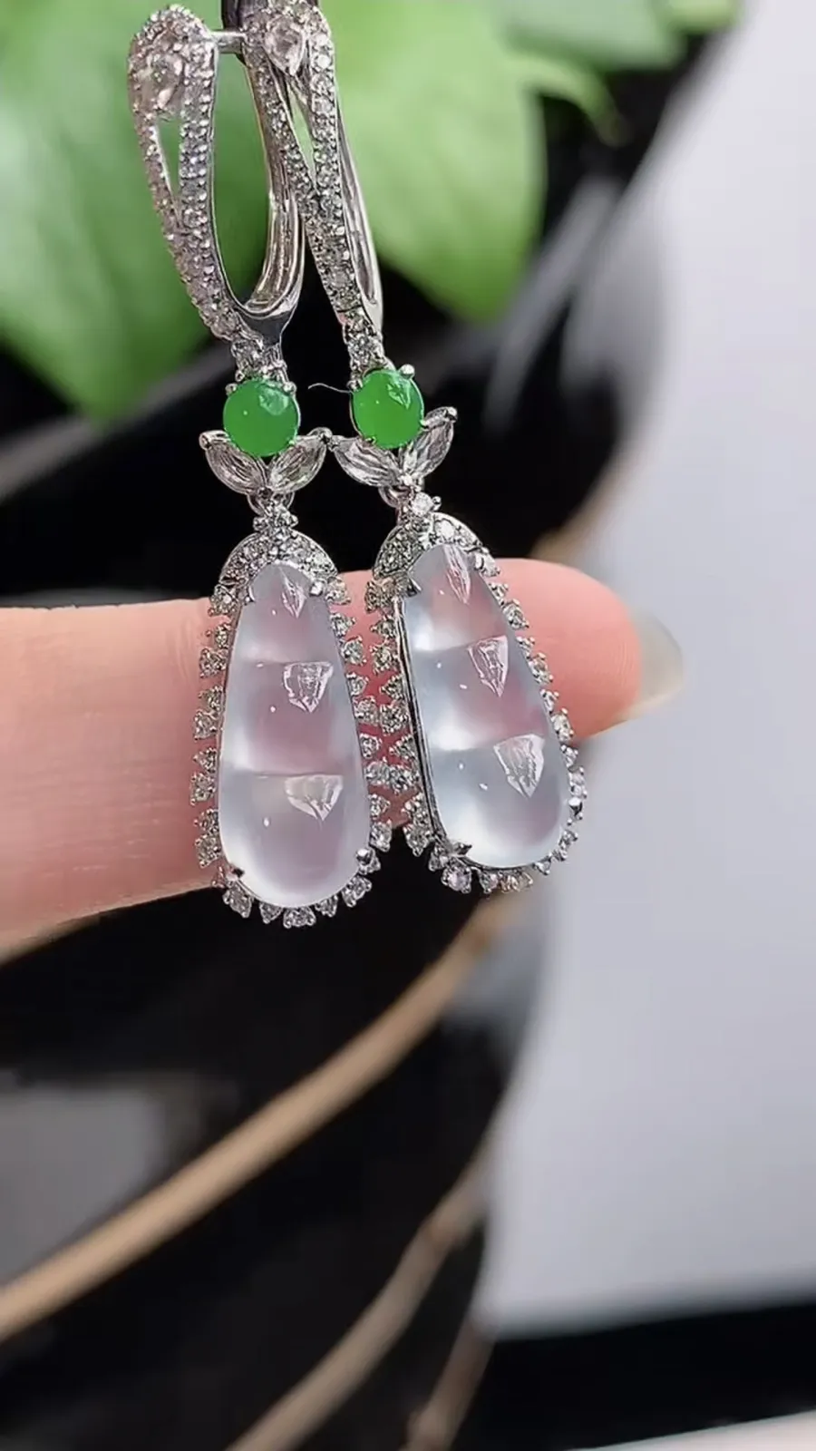 a货翡翠玻璃种18K金伴钻镶嵌白月光四季豆福豆平安豆耳坠 尺寸13.4×5.7×5.8mm 重量3.56g 1211