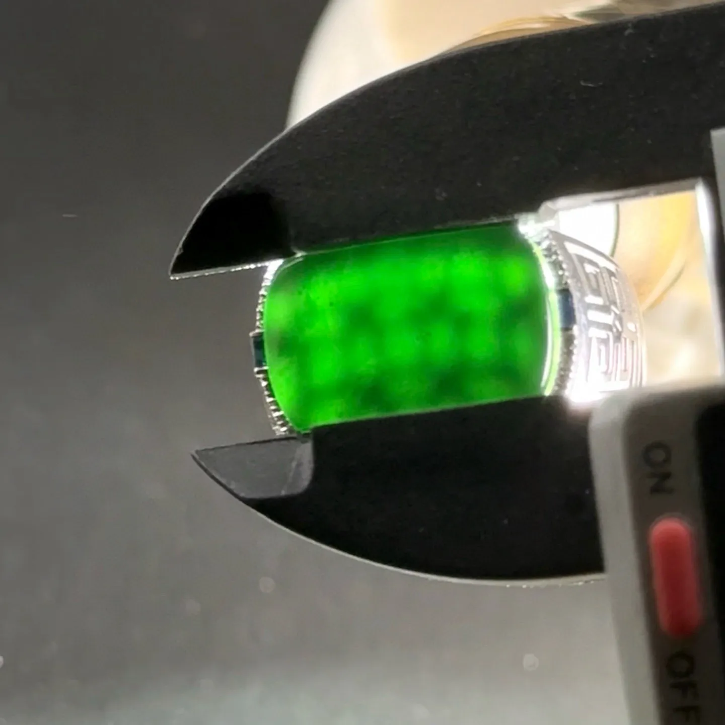 精品18k墨翠马鞍男戒 种好色正 黑度极好 打灯通透 油性十足 尺寸16.1