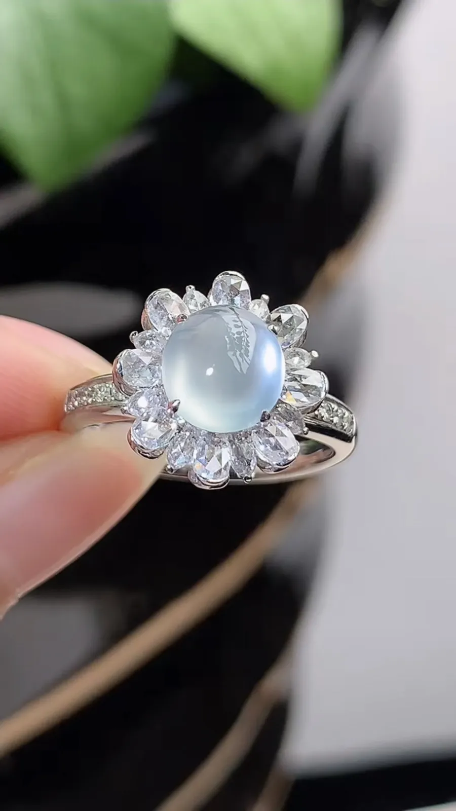 a货翡翠高冰种18K金伴钻镶嵌白月光蛋面戒指 圈口17裸石尺寸7.3×6.8mm 重量4.60g 1