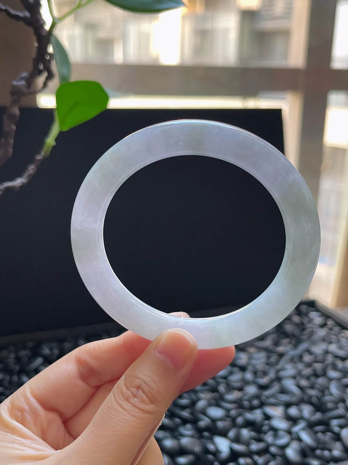 圆镯58圈口，翡翠冰糯春带彩手镯