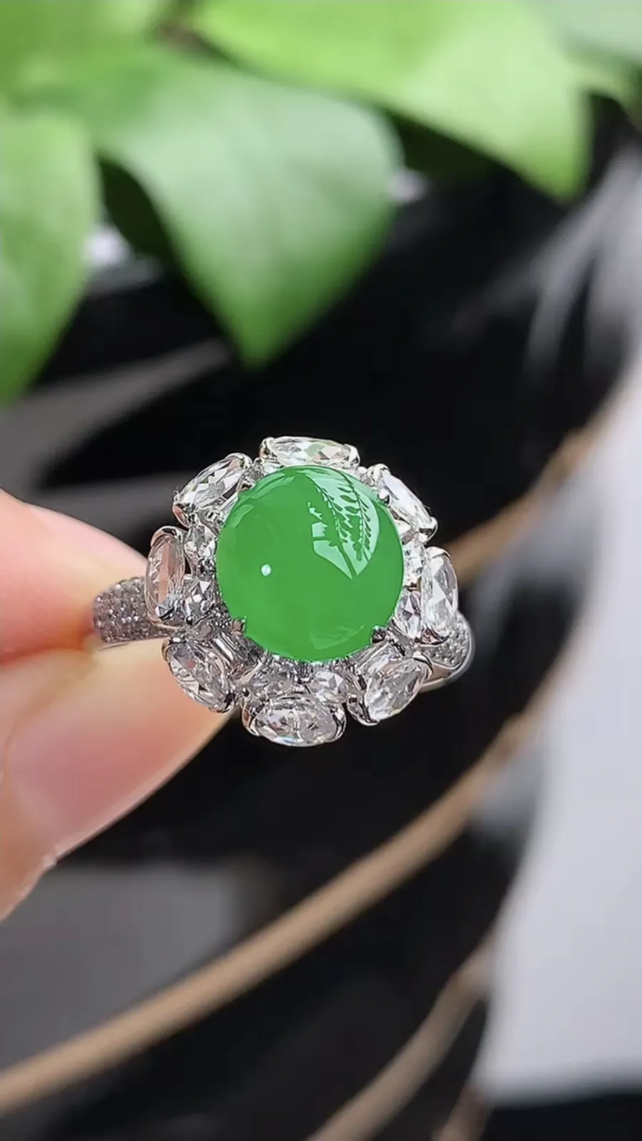 a货翡翠冰种18K金伴钻镶嵌阳绿蛋面戒指 圈口17.7裸石尺寸8.4×7.7mm 重量3.82g 1