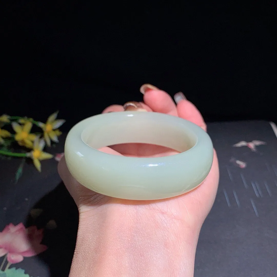 无结构，和田玉53.5圈晴水色宽版手镯，玉质细腻油润 底色纯净  无裂无杂 脂粉好，品质高。