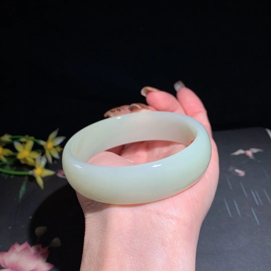 和田玉64圈青白色宽版手镯！玉质细腻油润 底色纯净  无裂无杂 脂粉好，品质高。