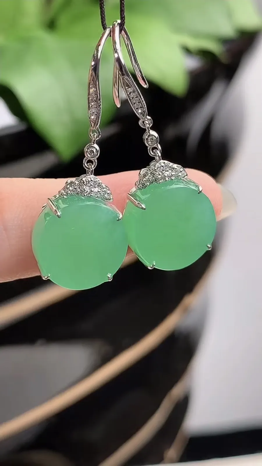 a货翡翠冰种18K金伴钻镶嵌满绿无事牌耳坠 尺寸11.3×5.4mm 重量4.53g 1213