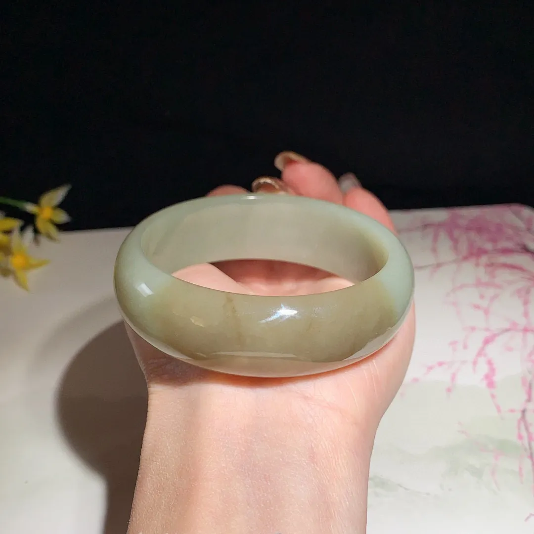 和田玉60圈口且末糖手镯！圈口60宽20玉质细腻油润 底色纯净 无裂无黑 脂粉好，品质高