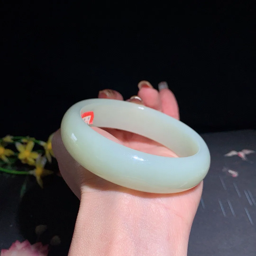 和田玉62圈青白玉手镯！玉质细腻油润 底色纯净  无裂无杂 脂粉好，品质高。